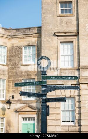 Panneau Cotswold Way devant les maisons de ville. Painswick, Cotswolds, Gloucestershre, Angleterre Banque D'Images