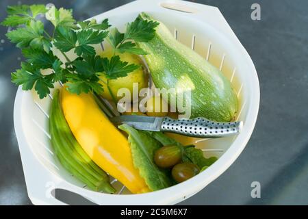 Fruits et légumes cultivés à la maison, y compris les courgettes et les tomates fraîchement cueillies dans le jardin Banque D'Images