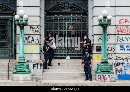 New York, États-Unis. 3 juillet 2020. Les officiers du NYPD se tiennent devant la Cour des substituts vandalisés à New York le 3 juillet 2020. (Photo de Gabriele Holtermann/Sipa USA) crédit: SIPA USA/Alay Live News Banque D'Images