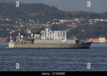 HMS Ramsey (M110), chasseur de mines de la Royal Navy de la classe Sandown, au large de Greenock sur le Firth de Clyde. Banque D'Images