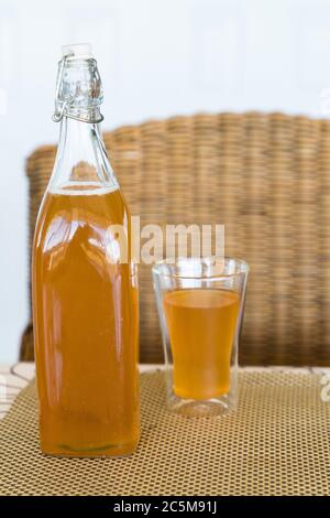 Verre et bouteille de kombucha fermenté fraîchement préparé à la mangue et aux fruits de la passion Banque D'Images