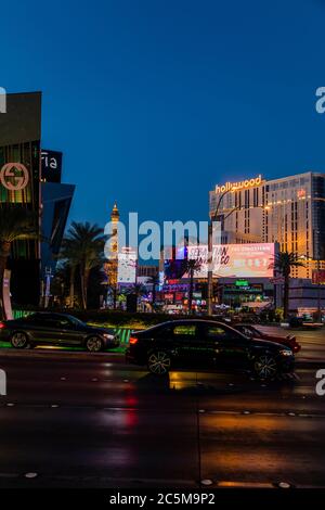 Le célèbre Las Vegas Strip - Hollywood Hotel et Paris Hotel la nuit Banque D'Images