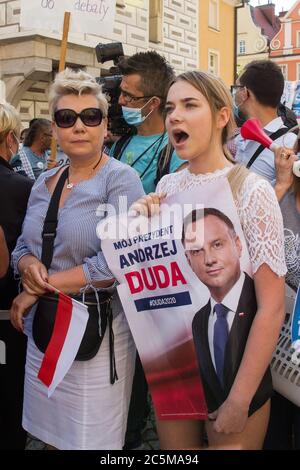 Boleslawiec, Pologne. 03ème juillet 2020. Les partisans du président Andrzej Duda avec drapeaux et écriteau sont vus pendant la campagne. Président actuel de la Pologne et candidat à la présidence aux élections Andrzej Duda a gagné le premier tour des élections avec 43, 67 pour cent de soutien. Au second tour, Duda affrontera Rafal Trzaskowski qui a obtenu 30.34 pour cent de soutien. Le deuxième tour des élections présidentielles en Pologne est prévu pour juillet 12. Crédit : SOPA Images Limited/Alamy Live News Banque D'Images