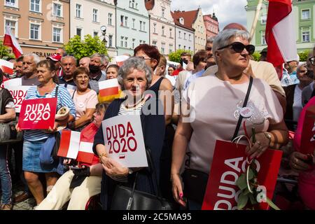 Boleslawiec, Pologne. 03ème juillet 2020. Les partisans du président Andrzej Duda avec des drapeaux et des pancartes sont vus pendant la campagne. Président actuel de la Pologne et candidat à la présidence aux élections Andrzej Duda a gagné le premier tour des élections avec 43, 67 pour cent de soutien. Au second tour, Duda affrontera Rafal Trzaskowski qui a obtenu 30.34 pour cent de soutien. Le deuxième tour des élections présidentielles en Pologne est prévu pour juillet 12. Crédit : SOPA Images Limited/Alamy Live News Banque D'Images