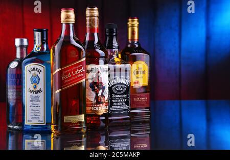 POZNAN, POL - 10 JANVIER 2020 : bouteilles de diverses marques de liqueurs internationales, dont le whisky, la vodka, le gin et la liqueur Banque D'Images