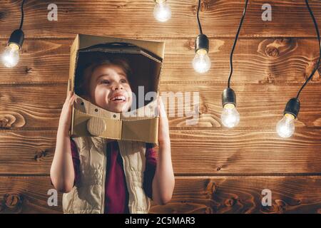 Enfant fille dans un costume d'astronaute jouant et rêvant de devenir un joueur d'espace. Banque D'Images