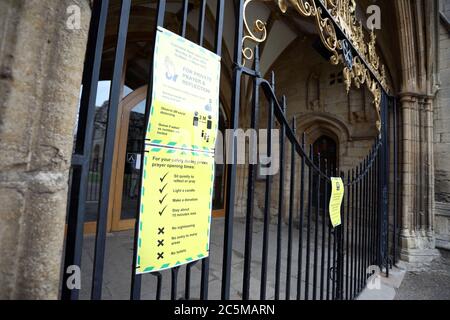 Jour une centaine de confinement et de panneaux de conseil de la cathédrale de Peterborough à l'entrée. La magnifique cathédrale de Peterborough a rouvert ses portes pour le culte public le 22 juin après que le confinement de crise du coronavirus COVID-19 l'a forcé à fermer ses portes. Les fidèles peuvent retourner en toute sécurité pour la prière privée. Banque D'Images