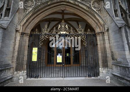 Jour une centaine de confinement et de panneaux de conseil de la cathédrale de Peterborough à l'entrée. La magnifique cathédrale de Peterborough a rouvert ses portes pour le culte public le 22 juin après que le confinement de crise du coronavirus COVID-19 l'a forcé à fermer ses portes. Les fidèles peuvent retourner en toute sécurité pour la prière privée. Banque D'Images