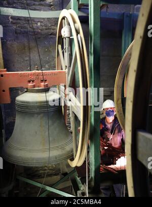 Le cent deux jours de verrouillage et ces sonnettes vérifient les cloches à l'église Saint-Jean-Baptiste de Peterborough sont prêts à être sonnés lorsque les restrictions sont levées. Colin Weld (casque blanc) vérifie les cloches du beffroi de St. John's. Les cloches ont été laissées en position « abaissée » au début du verrouillage et doivent être réelées en position « relevée » où elles sont généralement visibles. **bien que la sonnerie de cloche puisse commencer à nouveau à partir du 4 juillet, tous les clochers ont été invités À NE pas sonner ce week-end, avec des conseils supplémentaires de PHE émis à l'avenir Banque D'Images