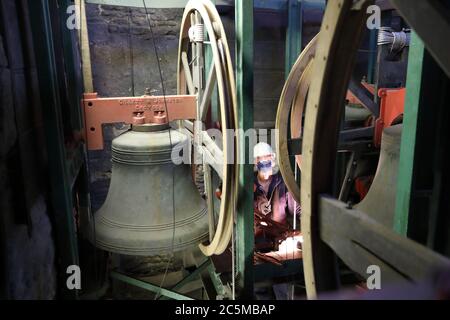 Le cent deux jours de verrouillage et ces sonnettes vérifient les cloches à l'église Saint-Jean-Baptiste de Peterborough sont prêts à être sonnés lorsque les restrictions sont levées. Colin Weld (casque blanc) vérifie les cloches du beffroi de St. John's. Les cloches ont été laissées en position « abaissée » au début du verrouillage et doivent être réelées en position « relevée » où elles sont généralement visibles. **bien que la sonnerie de cloche puisse commencer à nouveau à partir du 4 juillet, tous les clochers ont été invités À NE pas sonner ce week-end, avec des conseils supplémentaires de PHE émis à l'avenir Banque D'Images