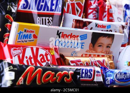 POZNAN, POL - APR 9, 2020: Variété de marques populaires de produits de confiserie Banque D'Images