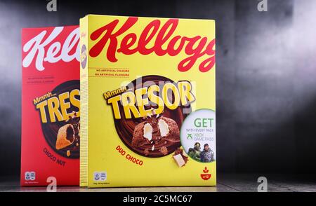 POZNAN, POL - APR 17, 2020: Emballages de céréales pour petit déjeuner produits par Kelloggs, une multinationale américaine de fabrication alimentaire dont le siège social est à Banque D'Images