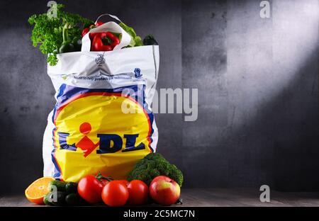 POZNAN, POL - APR 29, 2020: Sac de shopping de Lidl, une chaîne de supermarchés à prix réduit, basée à Neckarsulm, Allemagne, qui exploite plus de 10,000 magasins acros Banque D'Images