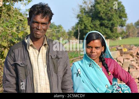 TIKAMGARH, MADHYA PRADESH, INDE - 08 FÉVRIER 2020 : couple de jeunes hommes et femmes de village indiens souriant et regardant la caméra. Banque D'Images