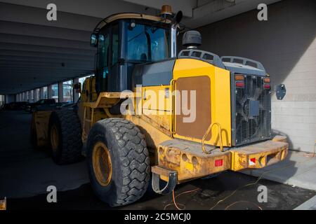 Machine de transport de neige sur pneus garée en stationnement Banque D'Images