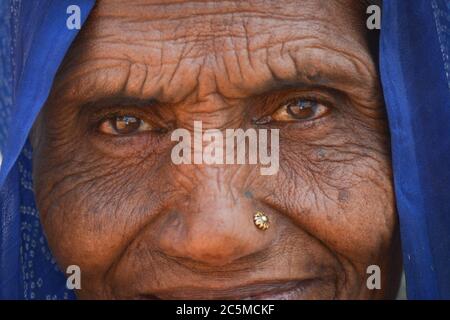 TIKAMGARH, MADHYA PRADESH, INDE - 08 FÉVRIER 2020 : gros plan des yeux d'une vieille femme indienne qui se montre à la caméra. Banque D'Images