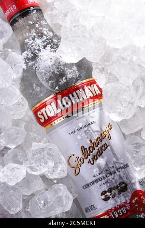 POZNAN, POL - 28 MAI 2020 : bouteille de Stolichnaya, marque populaire de vodka russe faite de blé et de grain de seigle Banque D'Images