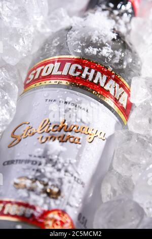 POZNAN, POL - 28 MAI 2020 : bouteille de Stolichnaya, marque populaire de vodka russe faite de blé et de grain de seigle Banque D'Images