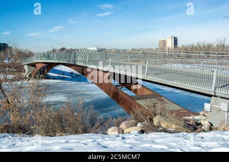 Pittoresque passerelle traversant la rivière Frozen Banque D'Images