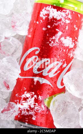 POZNAN, POL - 10 JUIN 2020 : CAN de Coca-Cola, une boisson gazeuse fabriquée par la Coca-Cola Company dont le siège est situé à Atlanta, en Géorgie, aux États-Unis Banque D'Images