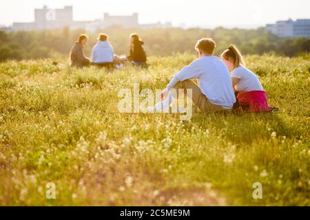 Berlin, Berlin, Allemagne. 3 juillet 2020. Les clients apprécient les heures du soir juste avant le coucher du soleil sur le Drachenberg, haut de 99 mètres, une élévation dans le quartier de Charlottenburg-Wilmersdorf à Berlin. Comme le voisin Teufelsberg, le Drachenberg a été créé à partir de gravats après la Seconde Guerre mondiale et est aujourd'hui un point de vue populaire. Crédit : Jan Scheunert/ZUMA Wire/Alay Live News Banque D'Images