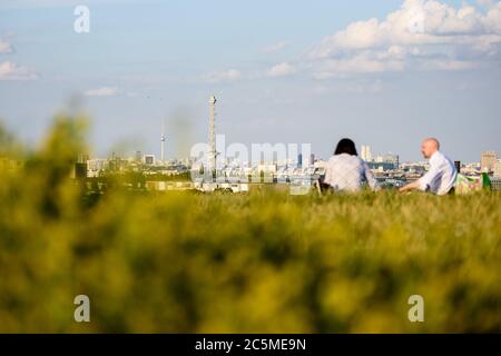 Berlin, Berlin, Allemagne. 3 juillet 2020. Les clients apprécient les heures du soir juste avant le coucher du soleil sur le Drachenberg, haut de 99 mètres, une élévation dans le quartier de Charlottenburg-Wilmersdorf à Berlin. Comme le voisin Teufelsberg, le Drachenberg a été créé à partir de gravats après la Seconde Guerre mondiale et est aujourd'hui un point de vue populaire. Crédit : Jan Scheunert/ZUMA Wire/Alay Live News Banque D'Images