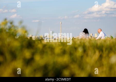 Berlin, Berlin, Allemagne. 3 juillet 2020. Les clients apprécient les heures du soir juste avant le coucher du soleil sur le Drachenberg, haut de 99 mètres, une élévation dans le quartier de Charlottenburg-Wilmersdorf à Berlin. Comme le voisin Teufelsberg, le Drachenberg a été créé à partir de gravats après la Seconde Guerre mondiale et est aujourd'hui un point de vue populaire. Crédit : Jan Scheunert/ZUMA Wire/Alay Live News Banque D'Images