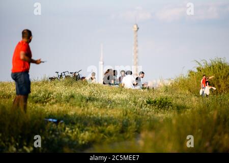 Berlin, Berlin, Allemagne. 3 juillet 2020. Les clients apprécient les heures du soir juste avant le coucher du soleil sur le Drachenberg, haut de 99 mètres, une élévation dans le quartier de Charlottenburg-Wilmersdorf à Berlin. Comme le voisin Teufelsberg, le Drachenberg a été créé à partir de gravats après la Seconde Guerre mondiale et est aujourd'hui un point de vue populaire. Crédit : Jan Scheunert/ZUMA Wire/Alay Live News Banque D'Images