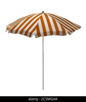 Parasol de plage à rayures orange-blanc isolé sur blanc. Masque inclus. Banque D'Images