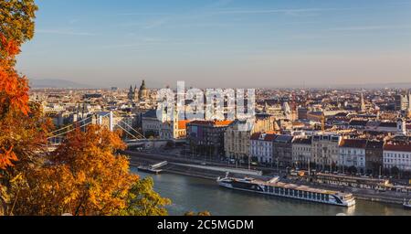 Vue sur Budapest et le Danube depuis la Citadelle, Hongrie au lever du soleil avec un beau feuillage d'automne Banque D'Images