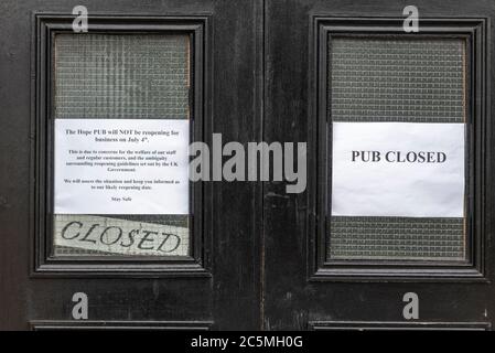 Southend on Sea, Essex, Royaume-Uni. 4 juillet 2020. Les pubs et les restaurants en Angleterre sont libres d'ouvrir leurs portes aux clients pour la première fois depuis le verrouillage du coronavirus COVID-19. Le gouvernement leur permet d'ouvrir dès 6 heures du matin pour faciliter les mesures de verrouillage et a publié des directives demandant de prendre les coordonnées du client et d'assurer la prise de distance et l'assainissement sur les réseaux sociaux. À Southend on Sea, certains établissements prévoient d'ouvrir plus tard dans la journée, tandis que d'autres restent fermés. Message ambigu des directives gouvernementales sur le pub fermé Banque D'Images