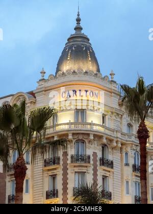 Cannes, France - 27 juin 2018 : vue de nuit du célèbre dôme d'angle du Carlton International Hotel situé sur le boulevard de la Croisette à Cannes, Banque D'Images