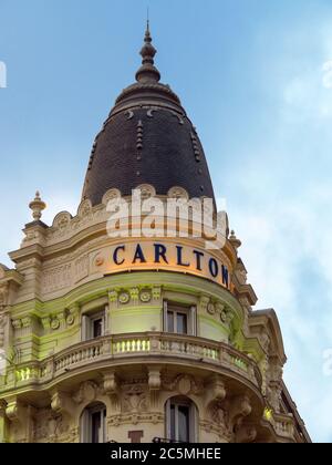 Cannes, France - 27 juin 2018 : vue de nuit sur le célèbre dôme d'angle du Carlton International Hotel situé sur le boulevard de la Croisette. Banque D'Images