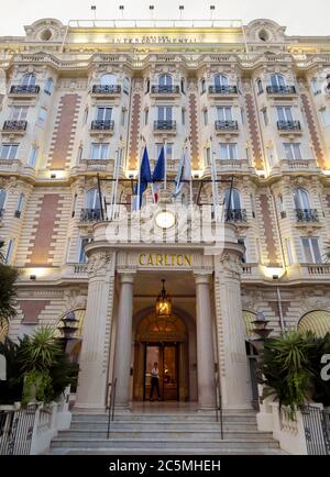 Cannes, France - 27 juin 2018 : vue de nuit de l'hôtel Carlton International situé sur le boulevard de la Croisette à Cannes, France Banque D'Images