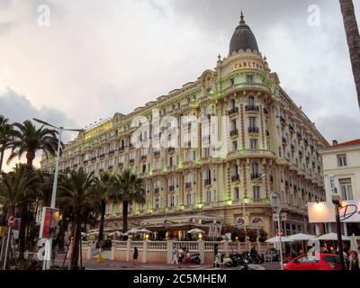 Cannes, France - 27 juin 2018 : vue de nuit du célèbre dôme d'angle du Carlton International Hotel situé sur le boulevard de la Croisette à Cannes, Banque D'Images