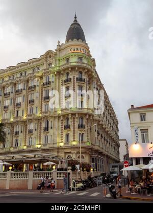 Cannes, France - 27 juin 2018 : vue de nuit du célèbre dôme d'angle du Carlton International Hotel situé sur le boulevard de la Croisette à Cannes, Banque D'Images