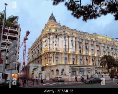 Cannes, France - 27 juin 2018 : vue de nuit du célèbre dôme d'angle du Carlton International Hotel situé sur le boulevard de la Croisette à Cannes, Banque D'Images