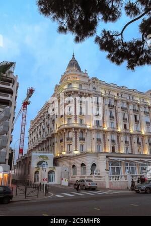 Cannes, France - 27 juin 2018 : vue de nuit du célèbre dôme d'angle du Carlton International Hotel situé sur le boulevard de la Croisette à Cannes, Banque D'Images