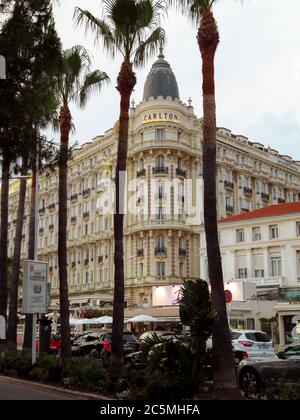 Cannes, France - 27 juin 2018 : vue de nuit du célèbre dôme d'angle du Carlton International Hotel situé sur le boulevard de la Croisette à Cannes, Banque D'Images