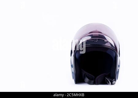 casque de moto sur fond blanc casque objet de sécurité isolé Banque D'Images
