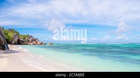 Bunner de célèbres rochers de granit dans un lagon bleu sur l'incroyable plage tropicale d'Anse Source d'argent, île de la Digue, Seychelles. Luxe exotique voyage co Banque D'Images