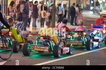 Osaka / Japon - 28 mars 2018 : excursion de karting dans la rue MariCar à Osaka, populaire auprès des touristes étrangers au Japon Banque D'Images