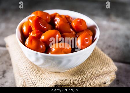 Tomates de la chatterini dans un bol blanc Banque D'Images