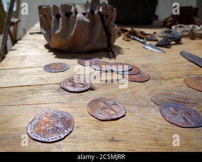 Pièces de monnaie anciennes et porte-monnaie sur une table en bois Banque D'Images