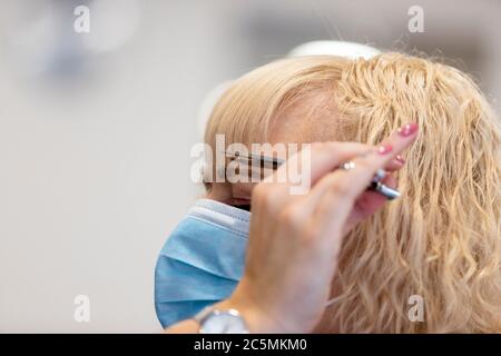 Brentwood, Essex, Royaume-Uni. 4 juillet 2020. Les coiffeurs britanniques ouvrent pour la première fois depuis le verrouillage de COVID-19/coronavirus. Le personnel et les clients doivent porter des EPI pour arrêter la propagation de la maladie. Crédit : Ricci Fothergill/Alay Live News Banque D'Images