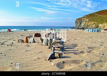 Mini Henge sur la plage de Porthtowa, Cornwall, Royaume-Uni Banque D'Images