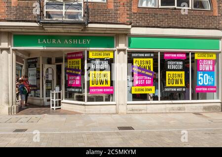 Laura Ashley Shop avec des affiches de fermeture pendant la pandémie de coronavirus Covid-19, juillet 2020, Winchester High Street, Hampshire, Royaume-Uni Banque D'Images