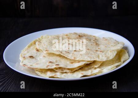 Délicieux pain pita fait à la maison dans une casserole. Mince pain pita sur une assiette blanche Banque D'Images