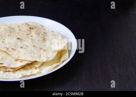 Délicieux pain pita fait à la maison dans une casserole. Mince pain pita sur une assiette blanche Banque D'Images