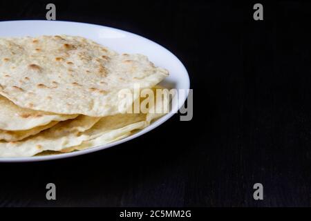 Délicieux pain pita fait à la maison dans une casserole. Mince pain pita sur une assiette blanche Banque D'Images